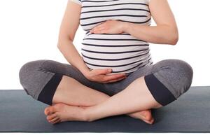 incinta donna fare yoga asana asana sukhasana foto