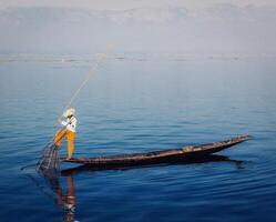 tradizionale birmano pescatore a inle lago, Myanmar foto