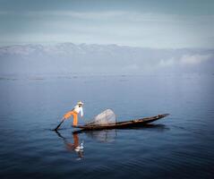 tradizionale birmano pescatore a inle lago, Myanmar foto