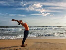 donna fare yoga sole saluto surya namaskar foto