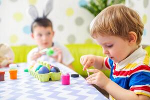 contento Pasqua. bambini tintura colorato uovo per Pasqua caccia foto