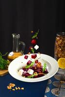 levitazione creativo barbabietola fitness insalata. barbabietola, feta formaggio, rucola, Noci, oliva olio. blu sfondo insalata nel il aria foto