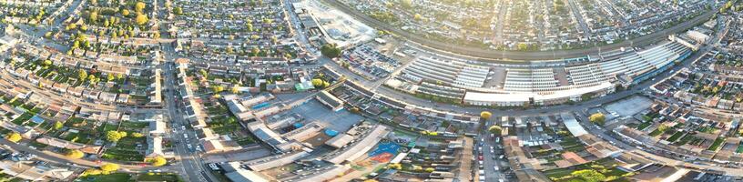 aereo panoramico Visualizza di Britannico città durante tramonto foto