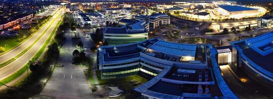 aereo panoramico Visualizza di illuminato centrale hatfield città di Inghilterra UK durante notte. marzo 9, 2024 foto