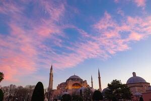 ayasofya o hagia sophia con rosa nuvole a Alba. viaggio per Istanbul foto