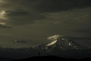 monocromatico montare Visualizza a Alba nel il mattina. montare erciyes nel kayseri foto