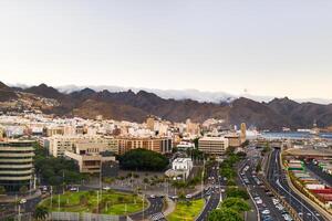 Visualizza a partire dal il altezza di il capitale di tenerife Santa Cruz de tenerife. canarino isole, Spagna foto