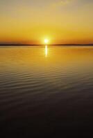 tramonto al di sopra di il lago. ispirazione o citazione verticale storia sfondo foto