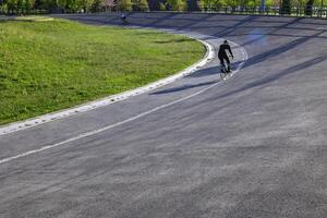 ciclista o ciclista formazione con un' bicicletta. Ciclo-corsa traccia nel il parco foto