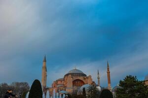 hagia sophia con drammatico nuvole. visitare Istanbul sfondo foto