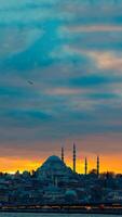 suleymaniye moschea con drammatico nuvole a tramonto. foto