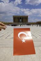 Turco bandiera e Anitkabir verticale foto. Turco nazionale vacanze foto