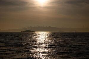 Istanbul Visualizza su un' nebbioso giorno. traghetto e storico penisola di Istanbul foto
