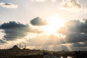 silhouette di il paesaggio urbano di Istanbul con sole raggi attraverso il nuvole foto