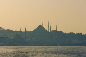 Istanbul sfondo foto. suleymaniye e eminonu nuovo moschee a partire dal un' traghetto foto