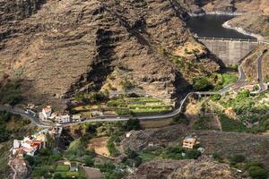 panoramico Visualizza di il montagne e il diga su il isola di la Gomera, canarino isole, Spagna foto