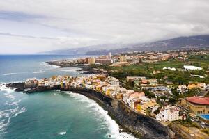 superiore Visualizza di il cittadina di punta brava vicino il cittadina di puerto de la Cruz su il isola di tenerife, canarino isole, atlantico oceano, Spagna foto