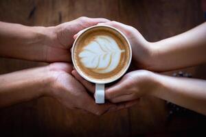 caldo caffè nel il mani di un' amato uno. caffè tazza nel donna di mano. foto