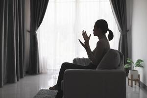 silhouette di donna mani preghiere per benedizione a partire dal Dio. preghiere mani con fede nel religione e credenza nel Dio su benedizione sfondo. foto