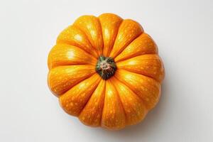 ai generato un' vivace arancia zucca con distintivo creste e un' strutturato superficie, in mostra contro un' rigido isolato bianca sfondo, evoca il essenza di autunno. foto