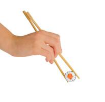 mano con bastoncini mangiare maki rotolo, Sushi con riso e salmone, isolato su bianca foto