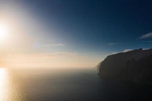 superiore Visualizza di il gigante rocce di acantilados de los gigantes a tramonto, tenerife, canarino isole, Spagna foto