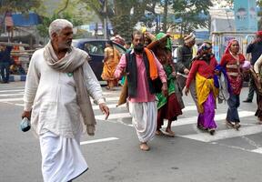 15 gennaio 2023, Calcutta, ovest Bengala, India. pellegrino a partire dal diverso stato attraversamento strada durante ganga sagar mela a Kolkata transito campo foto