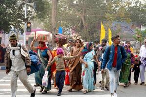 15 gennaio 2023, Calcutta, ovest Bengala, India. pellegrino a partire dal attraversamento strada durante ganga sagar mela a Kolkata transito campo foto