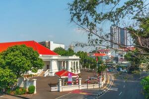 indonesiano mattina Visualizza nel il città di jakarta durante un' bellissimo mattina con Alba e alto edifici foto