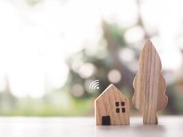 miniatura Casa con Wi-Fi segnale. il concetto di Rete Collegare, Internet di le cose, inteligente casa controllo e automazione sistema tecnologia foto