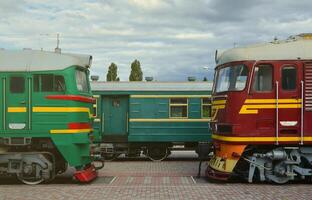 taxi di moderno russo elettrico treni. lato Visualizza di il teste di ferrovia treni con un' lotto di ruote e finestre nel il modulo di oblò foto