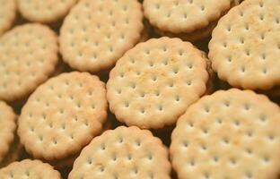 dettagliato immagine di il giro Sandwich biscotti con Noce di cocco Riempimento. sfondo Immagine di un' avvicinamento di parecchi ossequi per tè foto