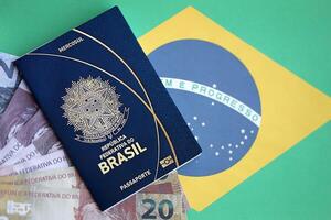 passaporto libro di federativo repubblica di brasile e brasiliano reale i soldi fatture su brasile bandiera sfondo foto