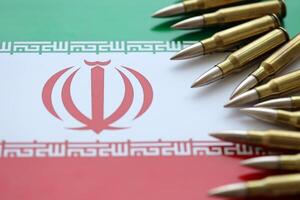 molti fucile proiettili con bandiera di islamico repubblica di iran. il concetto assalto e terrorismo foto