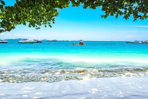 aereo panorama di della tailandese verdeggiante, lussureggiante tropicale isola, nazionale parco isola, con blu e acquamarina il mare, e nuvole splendente di luce del sole nel il sfondo. foto