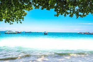 aereo panorama di della tailandese verdeggiante, lussureggiante tropicale isola, nazionale parco isola, con blu e acquamarina il mare, e nuvole splendente di luce del sole nel il sfondo. foto