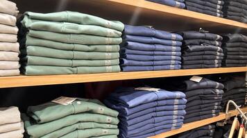 vario colore camicie a mensola nel negozio. bekasi, Indonesia, marzo 14, 2024 foto