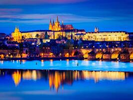 Visualizza di charles ponte e praga castello nel crepuscolo foto