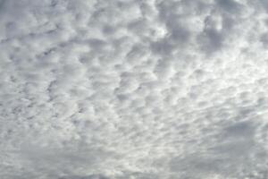 etereo cieli, mozzafiato blu baldacchino e ondoso nuvole foto