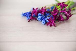 bellissimo mazzo di primavera fiori su un' di legno tavolo foto