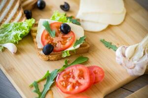 fritte toast con Mozzarella, lattuga e pomodori con erbe aromatiche foto