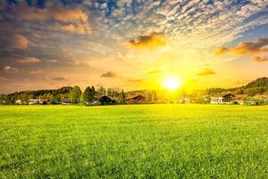 campagna prato campo su tramonto foto