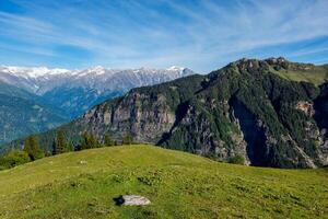 primavera nel kullu valle nel himalaya montagne. himachal pradesh, India foto