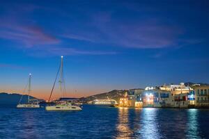 tramonto nel Mykonos, Grecia, con crociera nave e yachts nel il porto foto