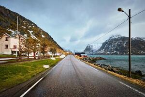 strada nel Norvegia lungo il fiordo foto