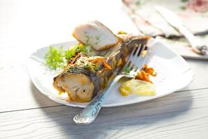 pesce al forno con spezie e verdure nel il forno. foto