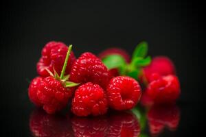 dolce lampone frutta isolato su nero sfondo foto