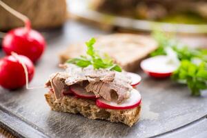 Sandwich con al forno carne, ravanello e erbe aromatiche foto