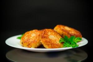 cucinato fritte pesce cotolette nel un' piatto con erbe aromatiche. foto