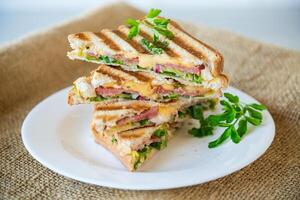 fritte toast ripieno con salsiccia, formaggio e verdura dentro, nel un' ciotola . foto